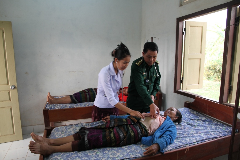 Đại úy Hương cùng nữ y tá nước bạn thăm, khám cho bệnh nhân