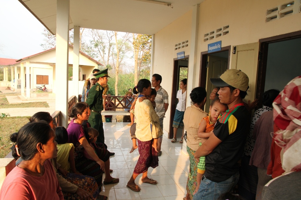 Rất đông người dân tập trung tại trạm Y tế ở Ka Túp chờ được khám bệnh