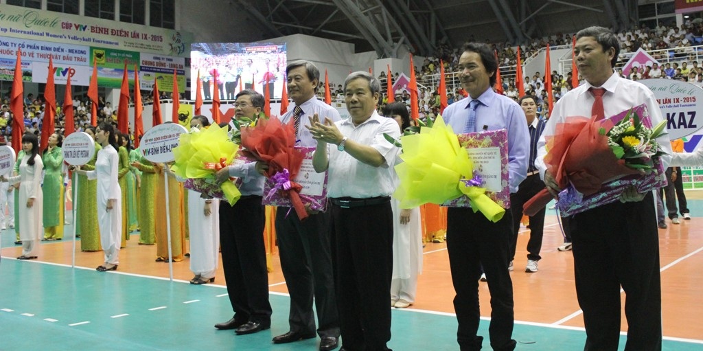 Lãnh đạo tỉnh Quảng Trị tặng hoa chúc mừng Ban tổ chức giải