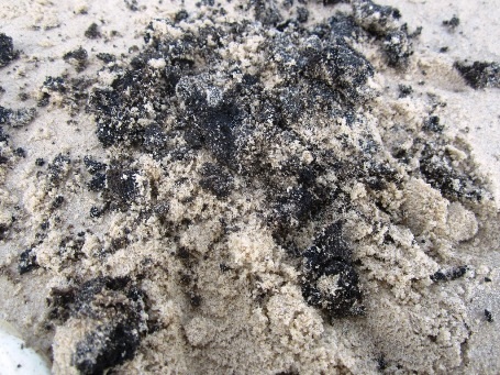 Do trời nắng nóng, dầu đã hòa vào cát nên rất khó khắc phục