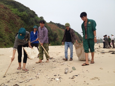 Hàng chục thanh niên tham gia thu gom dầu, làm sạch môi trường