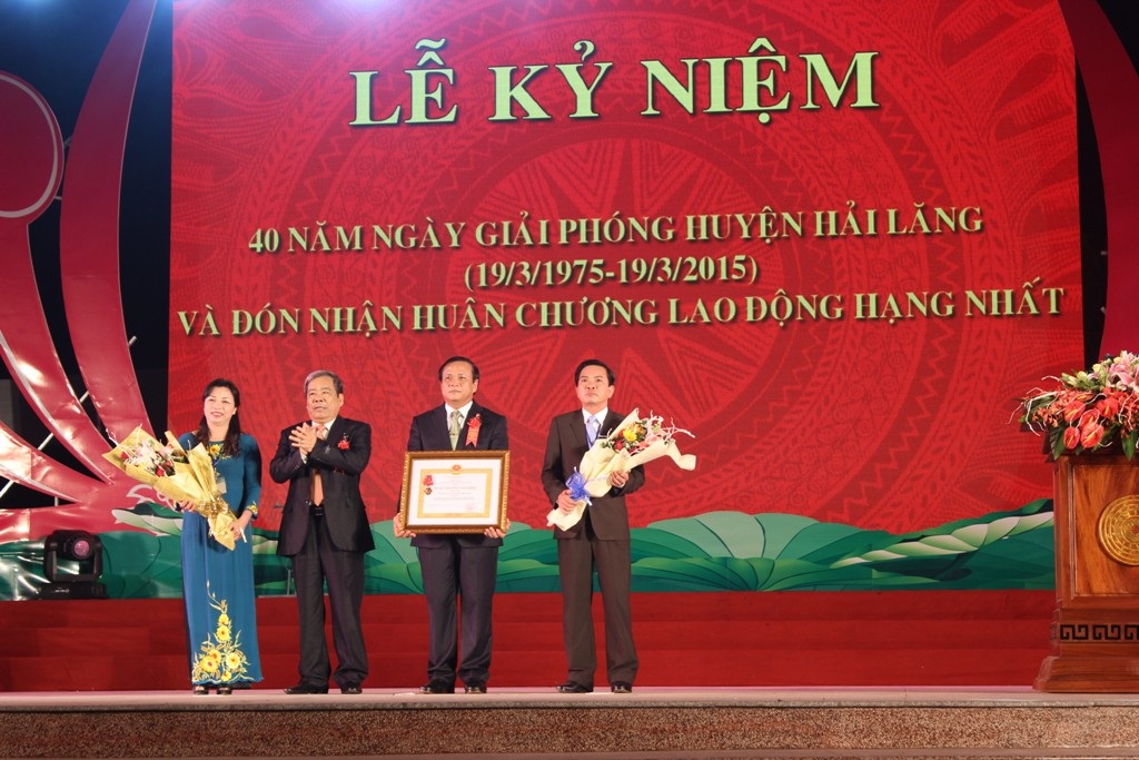 Thừa ủy quyền của Chủ tịch nước, ông Lê Hữu Phúc, Bí thư tỉnh uỷ Quảng Trị đã trao