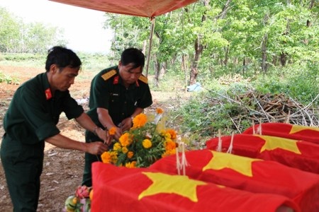 Chiến tranh đã đi qua, nhưng nhiều liệt sĩ vẫn còn nằm lại các nơi chưa được quy tập