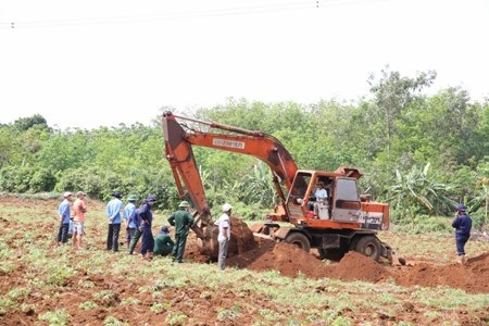 Đưa máy múc đến phục vụ công tác khai quật