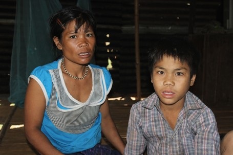 Rất nhiều phụ huynh Vân Kiều thiếu sự quan tâm đến việc học của con cái, phó mặc cho nhà trường.