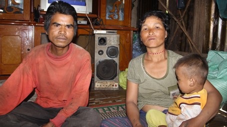 Vợ chồng anh Liên bất lực trước việc học tập của con trai.