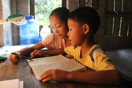 Dù mang trên mình bệnh tật nhưng hai chị em Ny vẫn chăm chỉ, đạt học lực khá