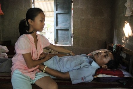 Mới rời bệnh viện về nhà được ít ngày nên sức khỏe của anh Khôi còn rất yếu