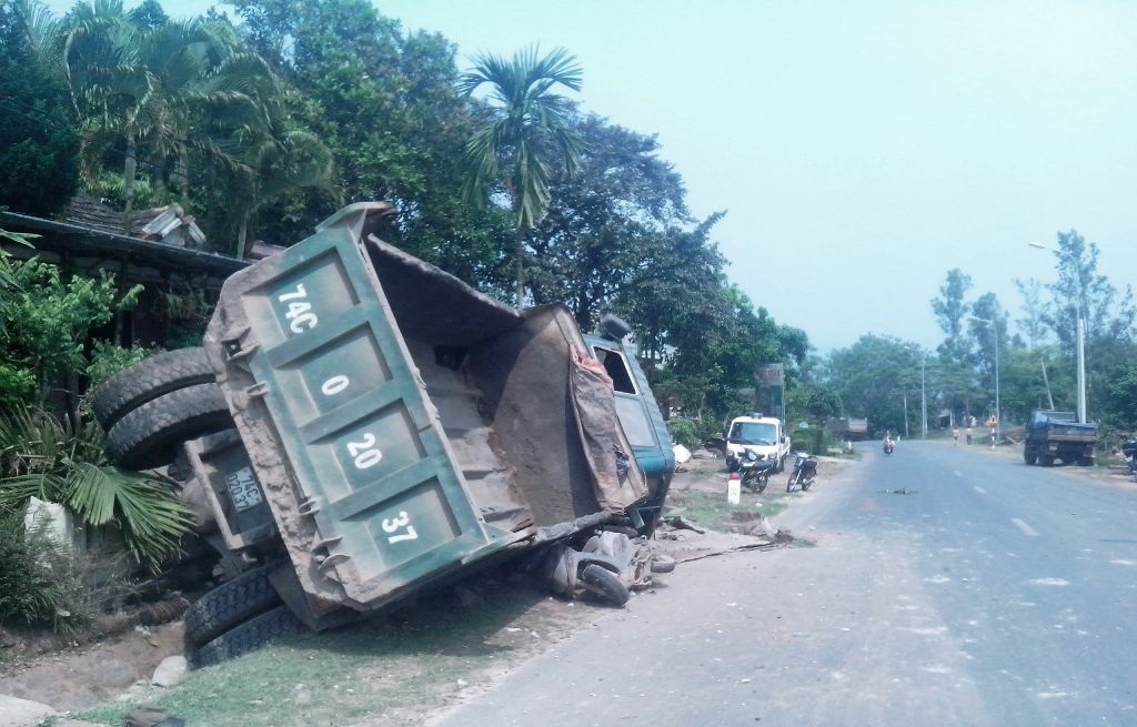 Xe ben phá nát tường nhà dân rồi lật nghiêng