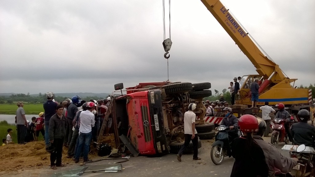 Chiếc xe cẩu được điều đến để giải phóng xe ben bị lật