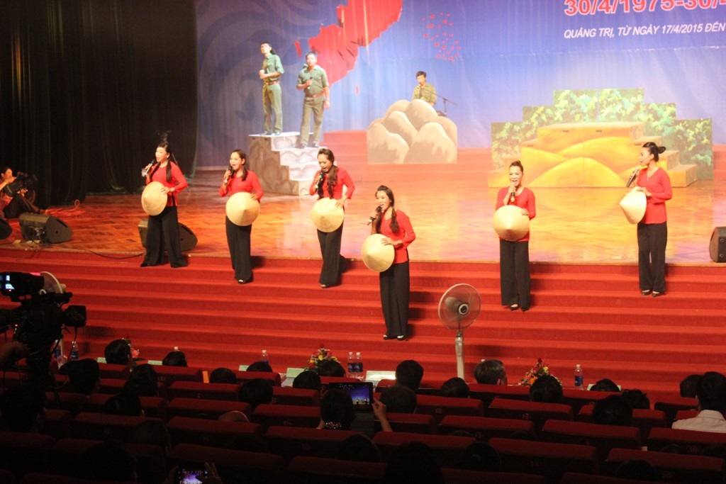 Ca khúc Quảng Trị yêu thương do các nghệ sĩ Đoàn nghệ thuật Quảng Trị biểu diễn