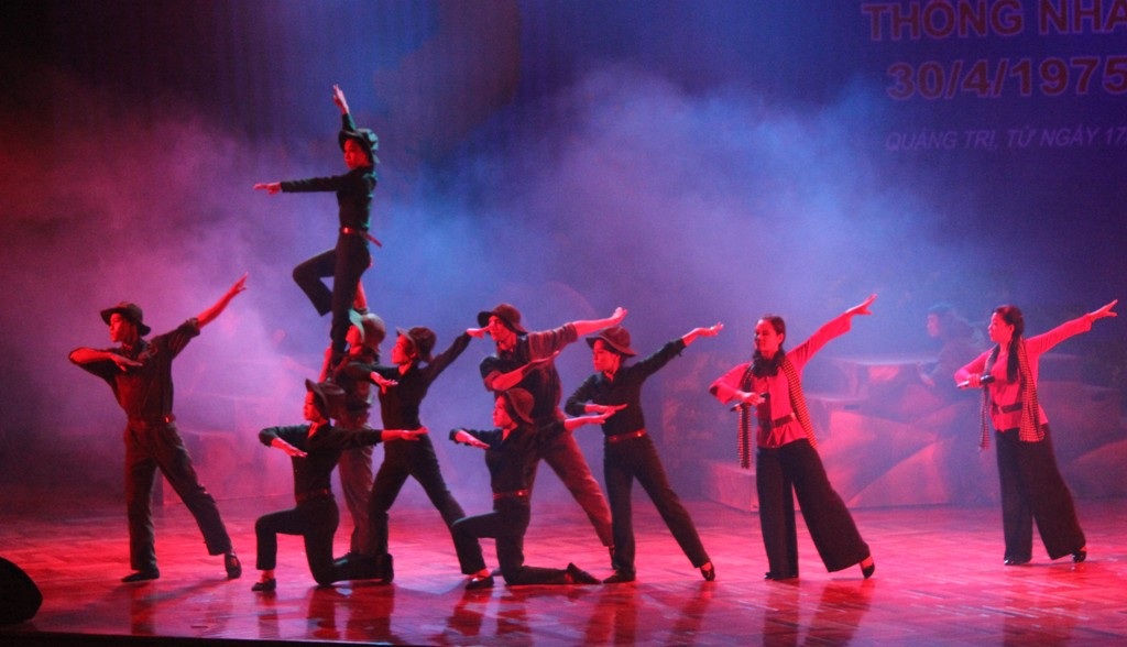 Ca khúc Quảng Trị yêu thương do các nghệ sĩ Đoàn nghệ thuật Quảng Trị biểu diễn