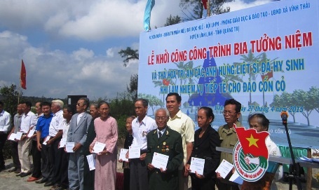 Ban tổ chức tặng quà 