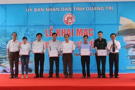 Ban tổ chức tặng sách cho một số đơn vị quân đội, cơ sở giáo dục miền núi 