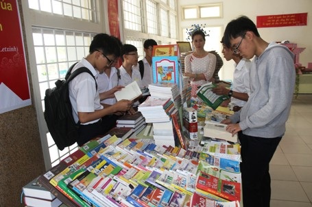 Khu vực trưng bày sách liên quan đến các môn học được nhiều học sinh chú ý