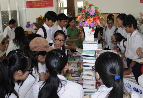 Triển lãm sách thu hút sự chú ý của rất nhiều bạn trẻ thuộc lứa tuổi học sinh
