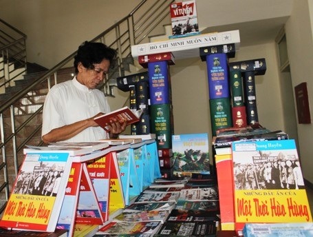 Triển lãm sách thu hút sự chú ý của rất nhiều bạn trẻ thuộc lứa tuổi học sinh