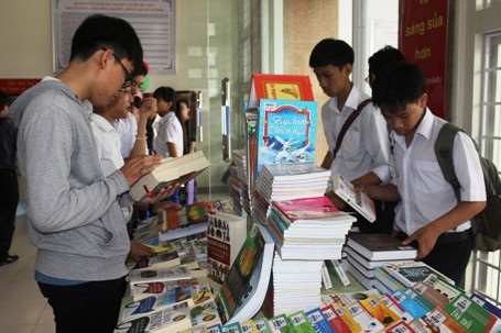 Ban tổ chức tặng sách cho một số đơn vị quân đội, cơ sở giáo dục miền núi 