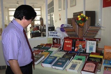 Ban tổ chức tặng sách cho một số đơn vị quân đội, cơ sở giáo dục miền núi 