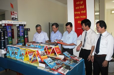 Các sách lịch sử được trưng bày theo mô hình di tích cầu Hiền Lương