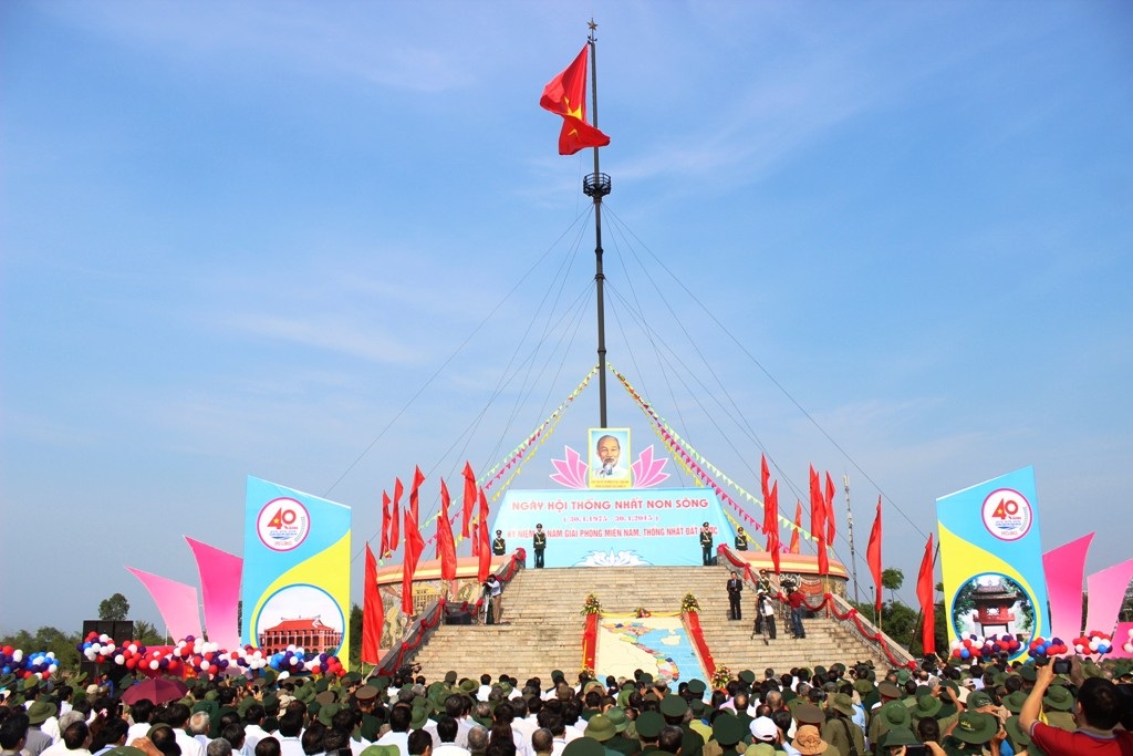 Cờ Tổ quốc tung bay trên đỉnh kỳ đài Hiền Lương