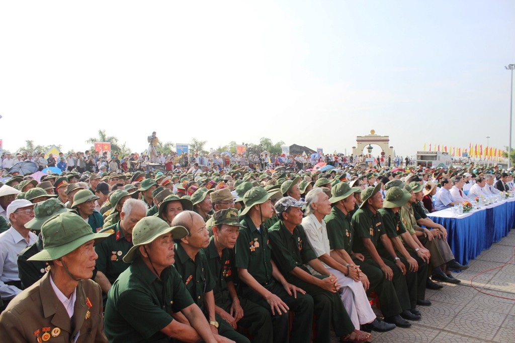 ...cùng hàng trăm cựu chiến binh đến tham dự lễ