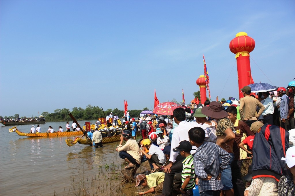 Người dân nô nức đến xem và cổ vũ cho các đội đua