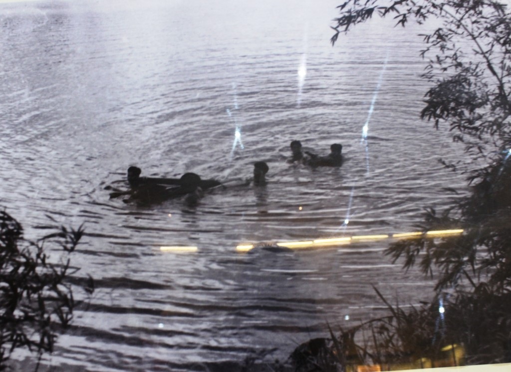 Các chiến sĩ Phân đội 8, Đại đội 4 vượt sông Thạch Hãn tham gia trận chiến tại Thành Cổ - Quảng Trị