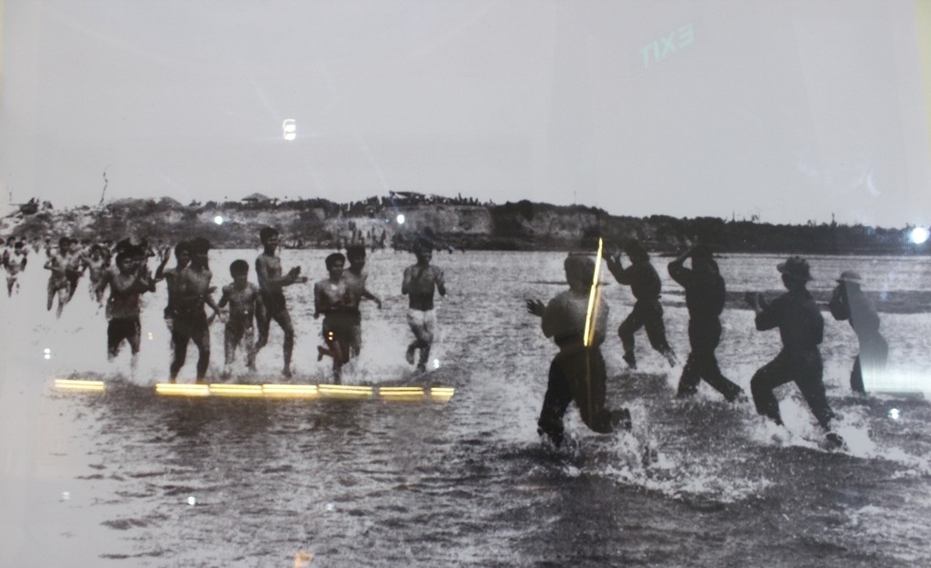 Các chiến sĩ Phân đội 8, Đại đội 4 vượt sông Thạch Hãn tham gia trận chiến tại Thành Cổ - Quảng Trị