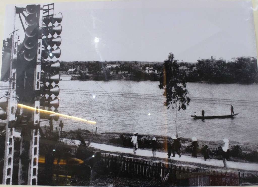 Một trong những dàn loa phóng thanh ở bờ Bắc sông Bến Hải, năm 1964