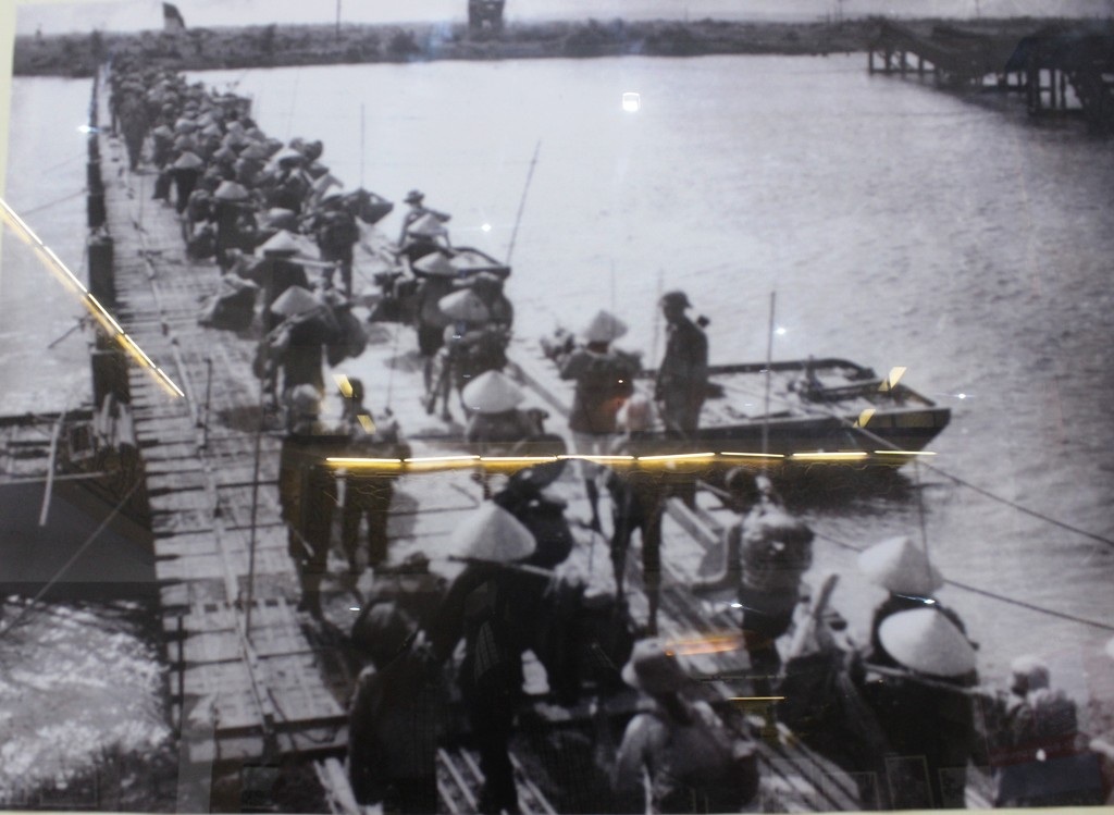 Cầu phao Hiền Lương nối hai bờ Bắc - Nam sông Bến Hải những ngày đầu giải phóng, năm 1972