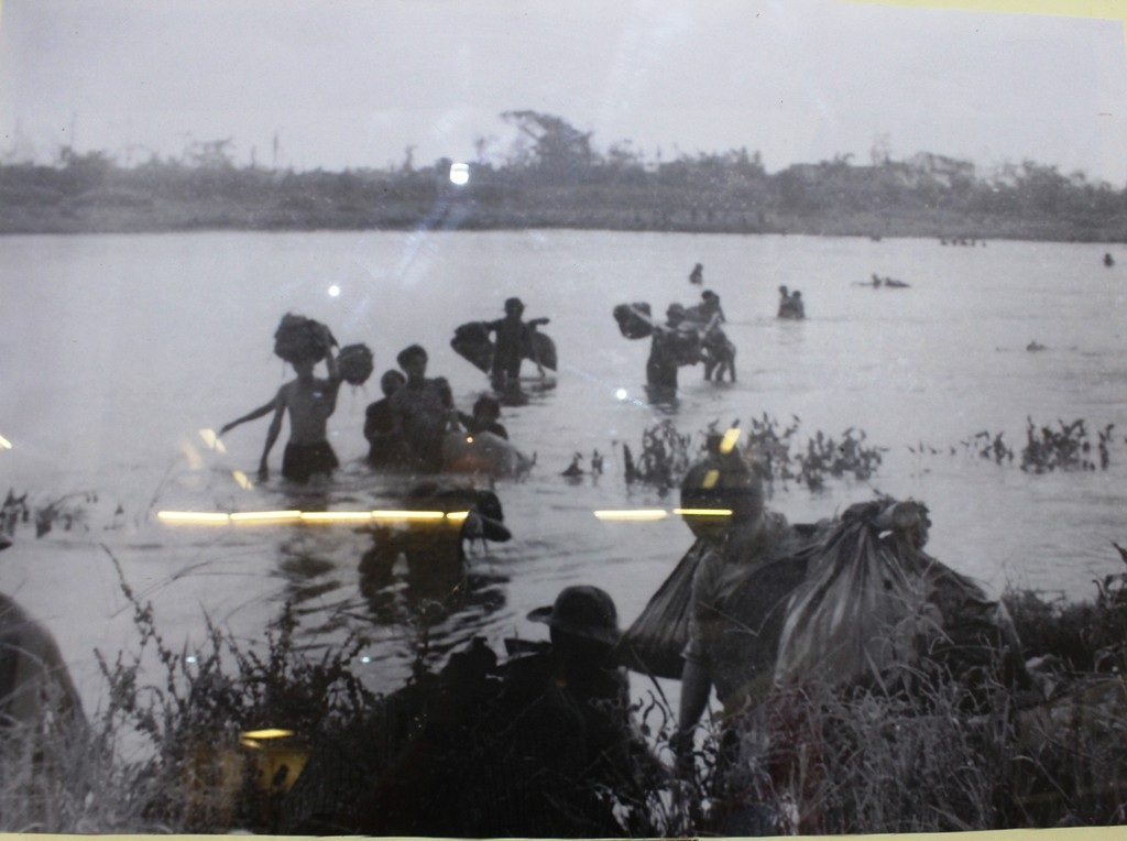 Nhân dân Cam Lộ vận chuyển vũ khí, lương thực vượt sông Hiếu chi viện cho chiến dịch