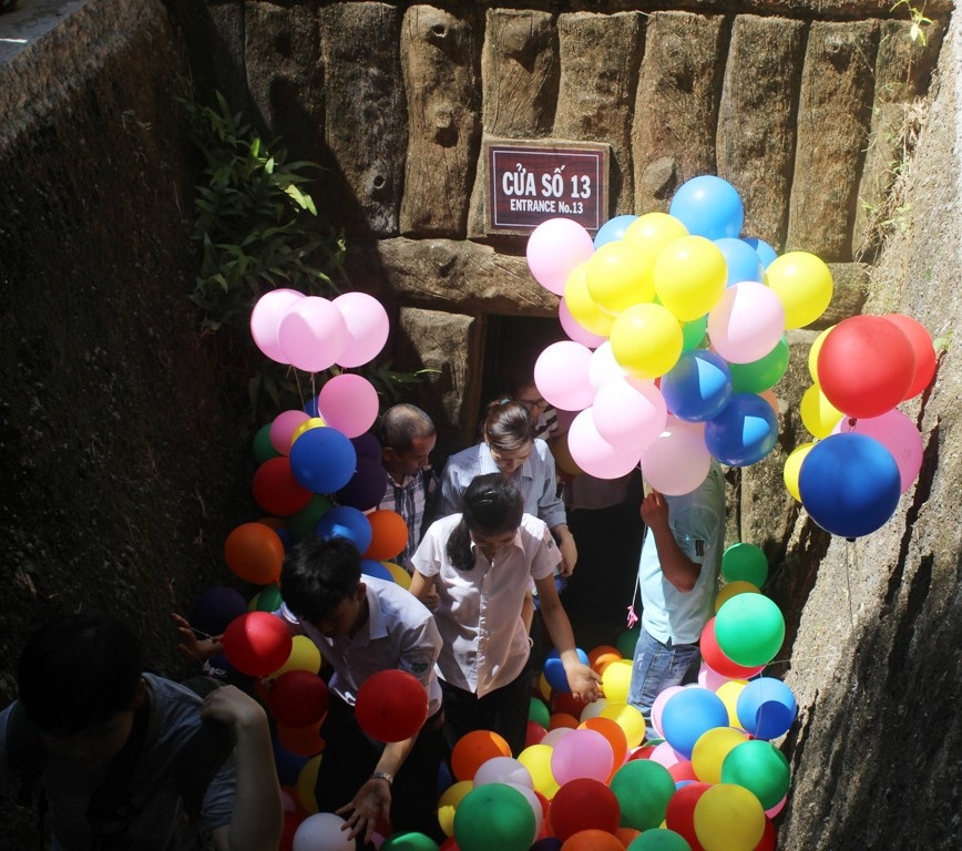 Thả bóng bay, biểu tượng của hạnh phúc và hòa bình