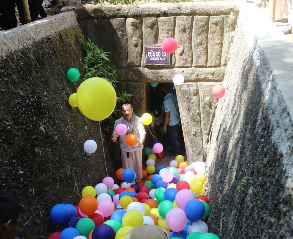 Thả bóng bay, biểu tượng của hạnh phúc và hòa bình