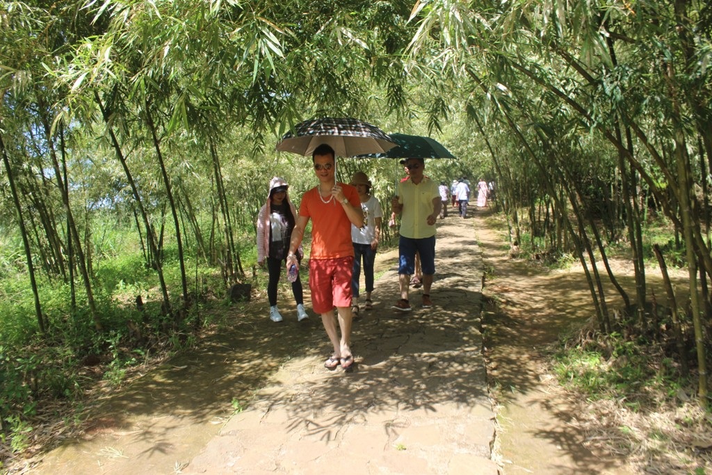 Rất nhiều du khách cảm thấy hứng thú khi đến tham quan địa đạo Vịnh Mốc