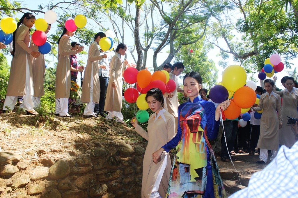 Đưa bóng bay vào tham quan địa đạo