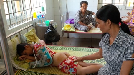 Những vết thương trên người cháu Linh do những trận đòi roi của cha ruột gây nên