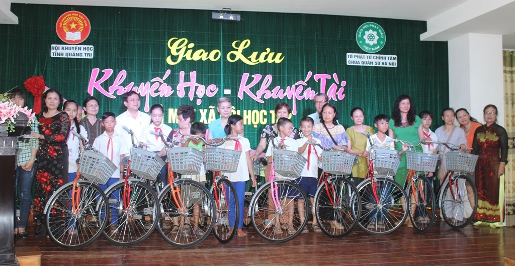Đại diện Hội Khuyến học và 