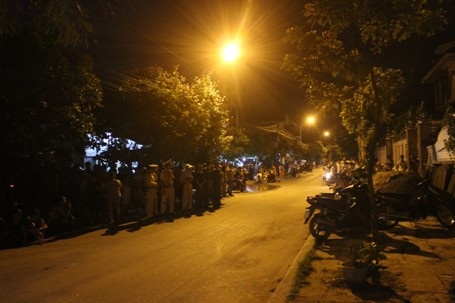 Rất đông người dân kéo đến hiện trường để chứng kiến sự việc