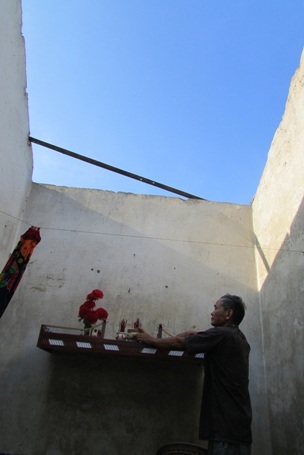 Ngôi nhà của
bà Trần Thị Bòn, vợ liệt sĩ bị tốc mái hoàn toàn.