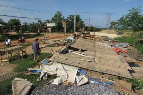 Ngôi nhà của
bà Trần Thị Bòn, vợ liệt sĩ bị tốc mái hoàn toàn.