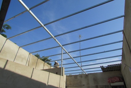 Ngôi nhà của
bà Trần Thị Bòn, vợ liệt sĩ bị tốc mái hoàn toàn.