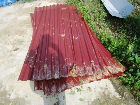 Ngôi nhà của
bà Trần Thị Bòn, vợ liệt sĩ bị tốc mái hoàn toàn.