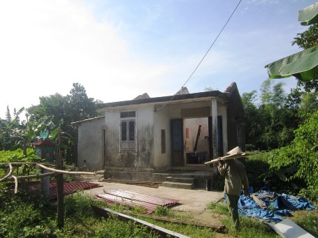 Công tác khắc phục, lợp,
chằng chống lại nhà cửa được người dân tiếp tục triển khai