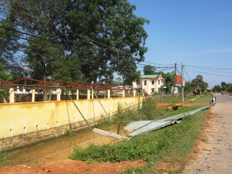 Phần mái nhà
để xe của Trường tiểu học xã Vĩnh Sơn bị gió lốc giật mất.