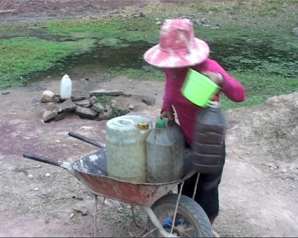 Quảng Trị: Hàng ngàn hộ dân thiếu nước sinh hoạt trầm trọng - 4 Người dân các địa phương vùng Lìa phải đi lấy nước từ các khe suối đã cạn khô