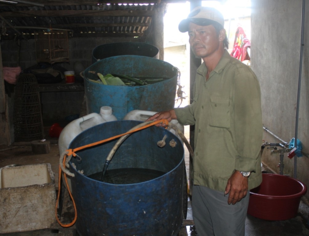 Quảng Trị: Hàng ngàn hộ dân thiếu nước sinh hoạt trầm trọng - 5 Bị cắt nước liên tục, ông Chiến phải đi mua nước bên ngoài