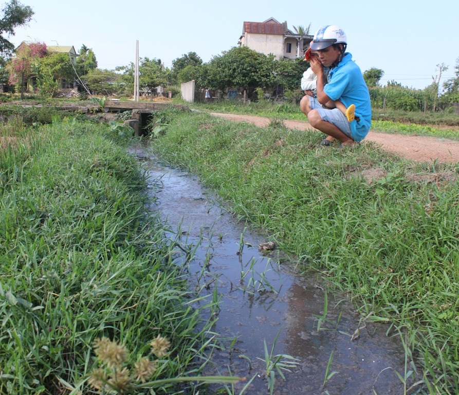 Do không được xử lý triệt để nên nước thải từ những điểm sản xuất này cứ chảy ra môi trường