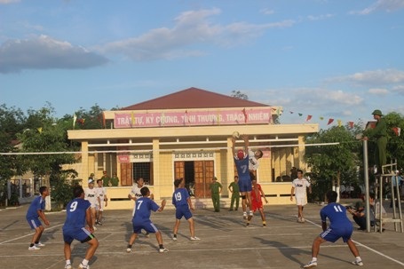 Các phạm nhân giao lưu bóng chuyền với lực lượng đoàn viên, thanh niên