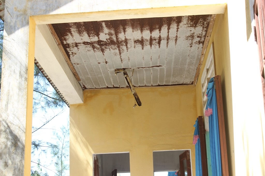 Lá phông bị ăn mòn, đèn chiếu sáng bị hư hỏng